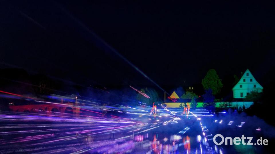8000 Menschen ließen sich am Samstagabend von der Lasershow im Fischhofpark verzaubern. Der Tirschenreuther &quot;cooltour&quot;-Sommer ist zur Marke geworden und lockt die Leute aus nah und fern. Bild: tr