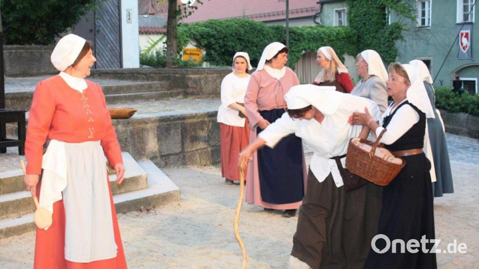 Die Spannungen angesichts der Bedrohungslage entladen sich auch beim Streitgespräch der Bürgersfrauen. Bild: lg