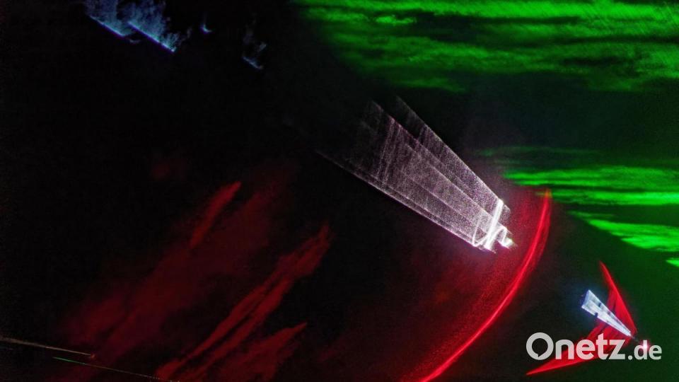 8000 Menschen ließen sich am Samstagabend von der Lasershow im Fischhofpark verzaubern. Der Tirschenreuther &quot;cooltour&quot;-Sommer ist zur Marke geworden und lockt die Leute aus nah und fern. Bild: tr