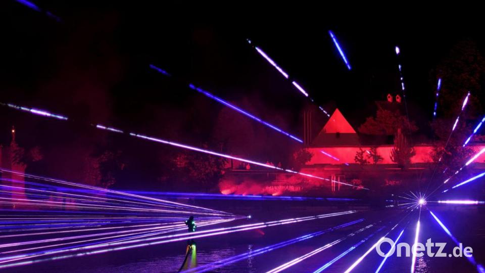 8000 Menschen ließen sich am Samstagabend von der Lasershow im Fischhofpark verzaubern. Der Tirschenreuther &quot;cooltour&quot;-Sommer ist zur Marke geworden und lockt die Leute aus nah und fern. Bild: tr