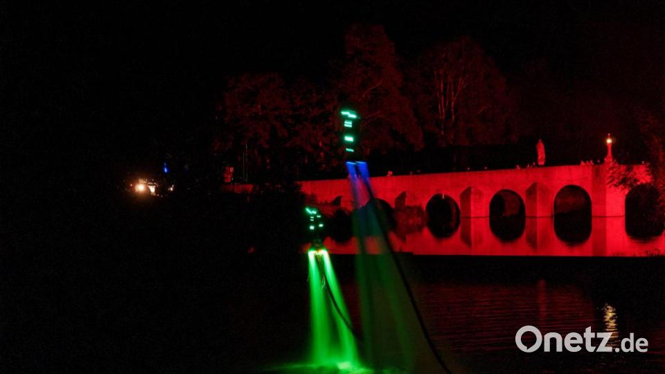 8000 Menschen ließen sich am Samstagabend von der Lasershow im Fischhofpark verzaubern. Der Tirschenreuther &quot;cooltour&quot;-Sommer ist zur Marke geworden und lockt die Leute aus nah und fern. Bild: tr