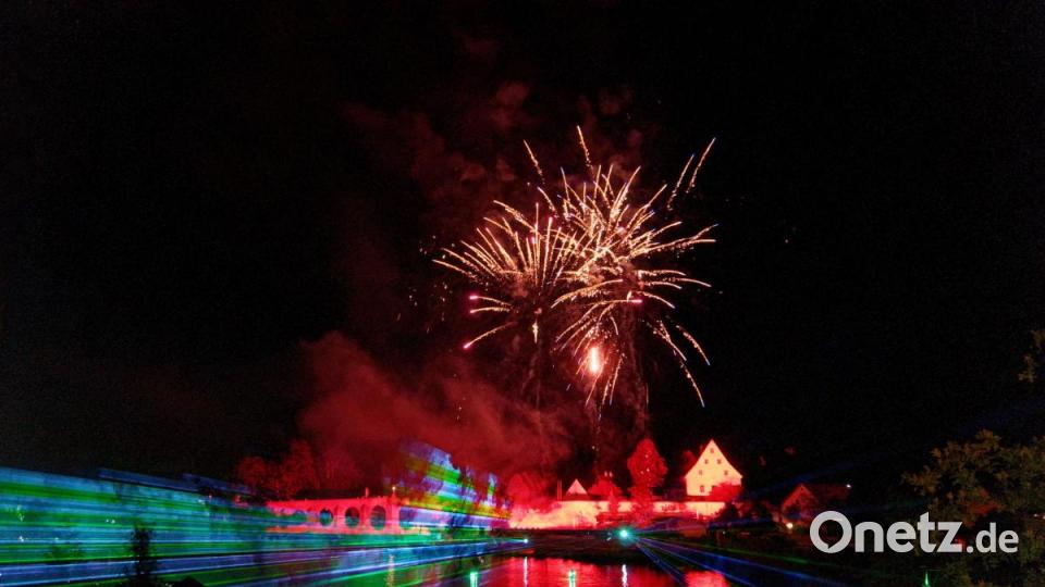 8000 Menschen ließen sich am Samstagabend von der Lasershow im Fischhofpark verzaubern. Der Tirschenreuther &quot;cooltour&quot;-Sommer ist zur Marke geworden und lockt die Leute aus nah und fern. Bild: tr
