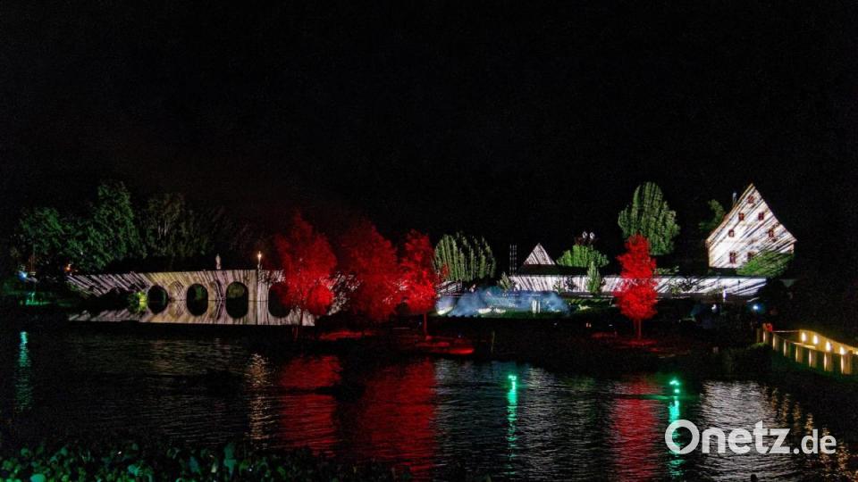 8000 Menschen ließen sich am Samstagabend von der Lasershow im Fischhofpark verzaubern. Der Tirschenreuther &quot;cooltour&quot;-Sommer ist zur Marke geworden und lockt die Leute aus nah und fern. Bild: tr