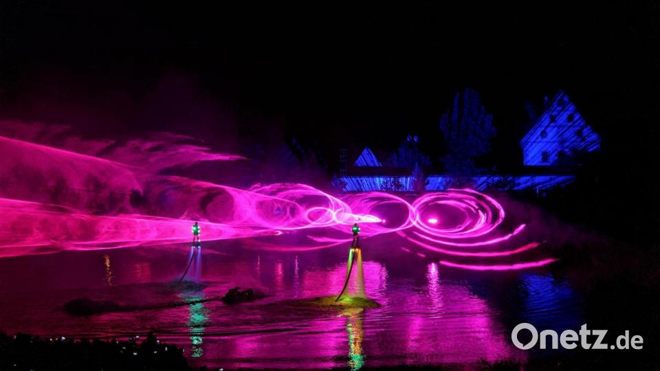 8000 Menschen ließen sich am Samstagabend von der Lasershow im Fischhofpark verzaubern. Der Tirschenreuther &quot;cooltour&quot;-Sommer ist zur Marke geworden und lockt die Leute aus nah und fern. Bild: tr