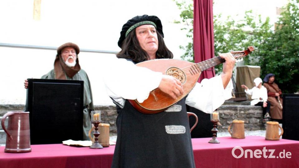 Der Sänger Ott Ostmann (Georg Schmid) und der Neunburger Bürgermeister (Peter Pauly) begleiten durch das gesamte Spiel. Bild: lg