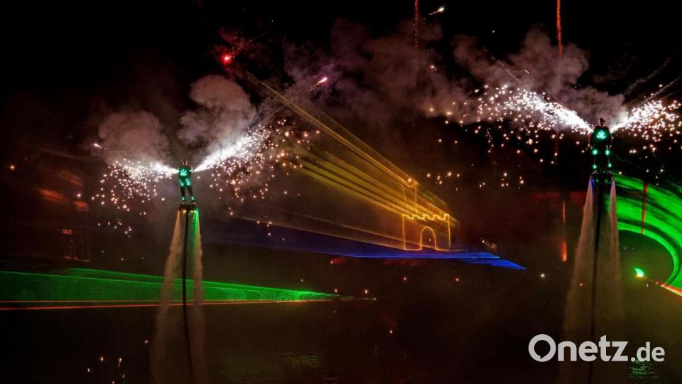 8000 Menschen ließen sich am Samstagabend von der Lasershow im Fischhofpark verzaubern. Der Tirschenreuther &quot;cooltour&quot;-Sommer ist zur Marke geworden und lockt die Leute aus nah und fern. Bild: tr