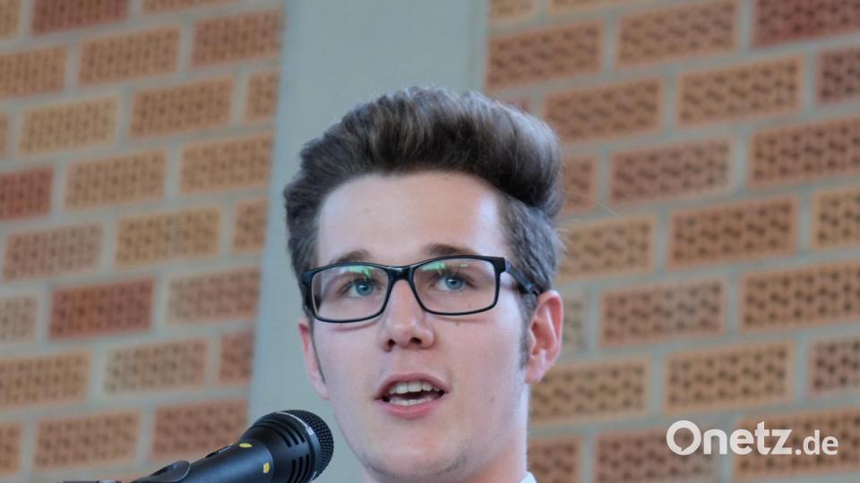 Mit viel Temperament und Humor blickt Abi-Sprecher Jonas Plößner auf acht spannende Jahre im Gymnasium Eschenbach zurück. Bild: do