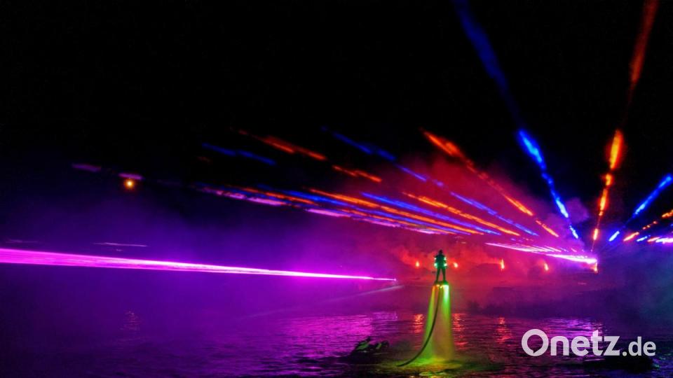 8000 Menschen ließen sich am Samstagabend von der Lasershow im Fischhofpark verzaubern. Der Tirschenreuther &quot;cooltour&quot;-Sommer ist zur Marke geworden und lockt die Leute aus nah und fern. Bild: tr