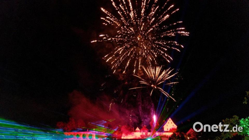 8000 Menschen ließen sich am Samstagabend von der Lasershow im Fischhofpark verzaubern. Der Tirschenreuther &quot;cooltour&quot;-Sommer ist zur Marke geworden und lockt die Leute aus nah und fern. Bild: tr