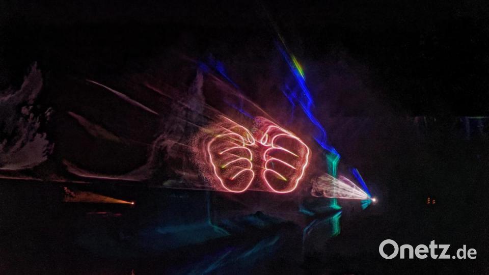 8000 Menschen ließen sich am Samstagabend von der Lasershow im Fischhofpark verzaubern. Der Tirschenreuther &quot;cooltour&quot;-Sommer ist zur Marke geworden und lockt die Leute aus nah und fern. Bild: tr