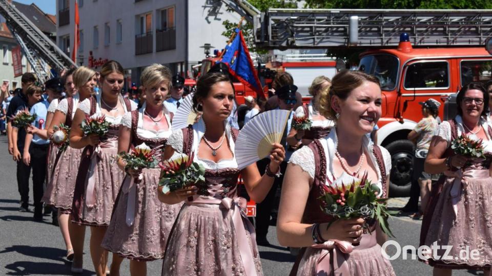 Die Festdamen sind eine Augenweide. Bild: bnr
