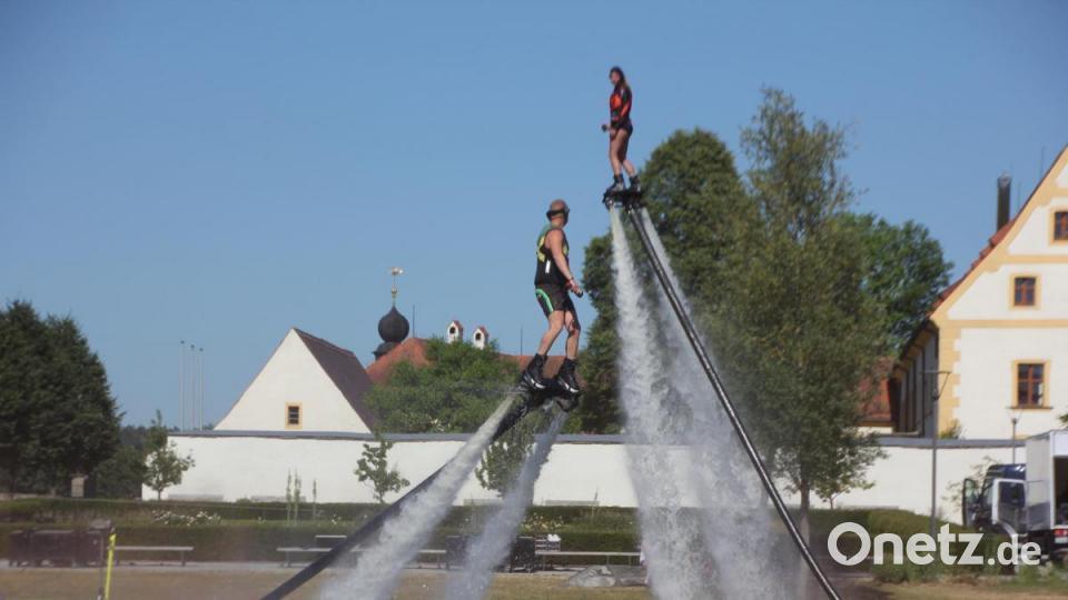Flyboarding beim &quot;cooltour&quot;-Sommer Bild: kro