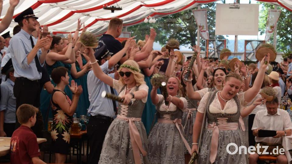 Durch das Defilee der Festdamen und Ehrengäste werden alle Vereine mit Applaus begrüßt. Die Festdamen aus Iffelsdorf kennen keine Müdigkeit. Bild: bnr
