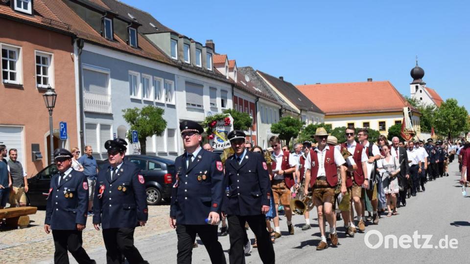 Die Vereinsspitze führt den Festzug an. Bild: bnr