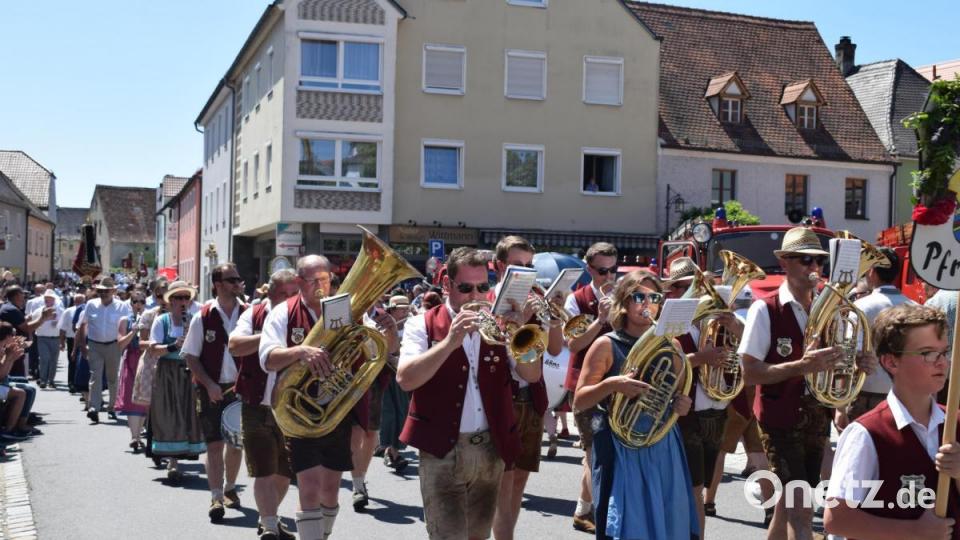 Die Stadtkapelle Pfreimd bläst den ersten Marsch. Bild: bnr