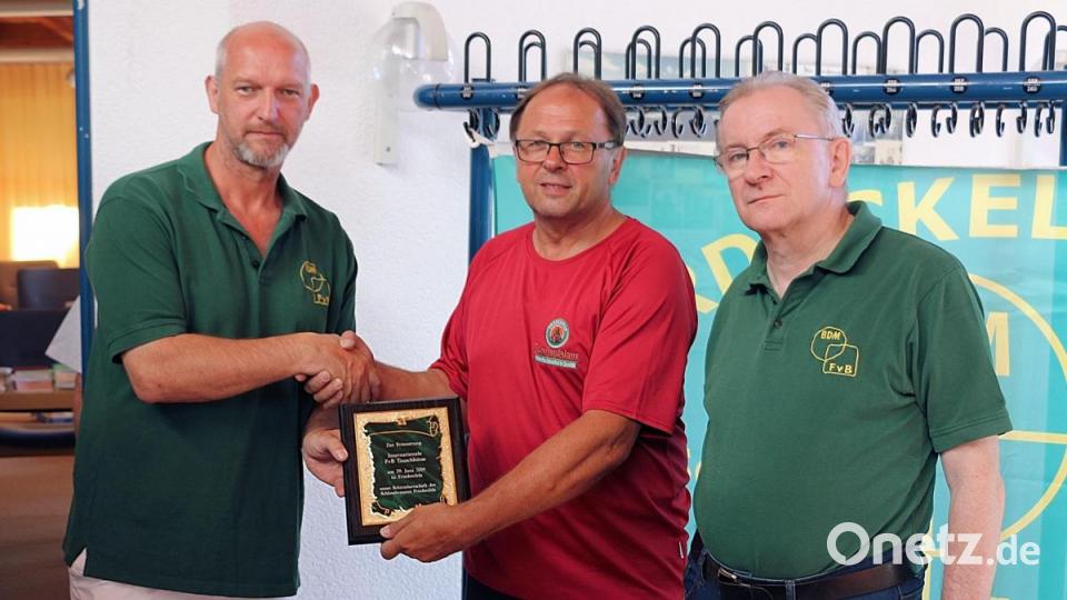 Mit einem Erinnerungsemblem über die gemeinsame erfolgreiche Durchführung der 11. internationalen Tauschbörse dankte der neue Vorsitzende des FvB, Mathias Russmann (links), dem Verkaufsleiter der Schlossbrauerei Friedenfels, Helmut Radimerski (Mitte). Zweiter Vorsitzender Thomas Furche lobte zudem den Veranstaltungsort und die Unterstützung von Brauerei und dem TSV Friedenfels. Bild: bsc