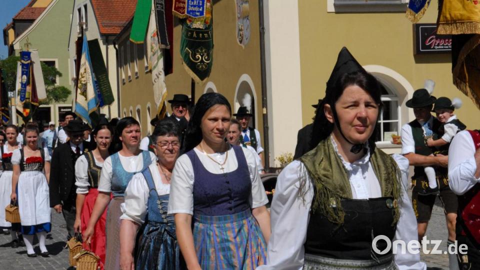 Viele farbenfrohe und historische Trachten gab es beim Trachtenjubiläum zu sehen. Bild: pop