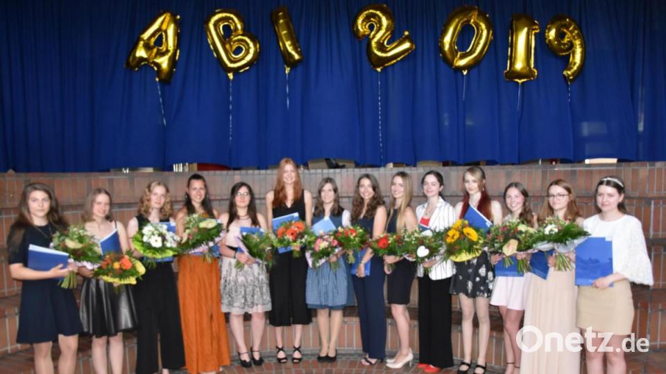 14 Abiturientinnen erreichten einen Notenschnitt von 1,5 oder besser (von links): Madita Kiener (1,0), Annemarie Wirth (1,0), Güntner Hannah (1,1), Marina Tafelmeyer (1,2), Katja Weismeier (1,2), Lilli Biersack (1,3), Marina Scheidler (1,3), Leni Schnappauf (1,4), Sophia Weck (1,4), Anna Wittmann (1,4), Kristin Zenger (1,4), Marie Bertelshofer (1,5), Marie Kiesl (1,5), Nicole Meider (1,5). Bild: Tobias Gräf