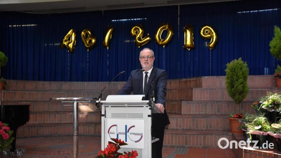 &quot;Das halbvolle Glas des Möglichen&quot;: Schulleiter Reinhard Hauer rät den Absolventinnen für die Zukunft, zu lernen, Glück in der Zufriedenheit mit dem Möglichen zu finden. Bild: Tobias Gräf