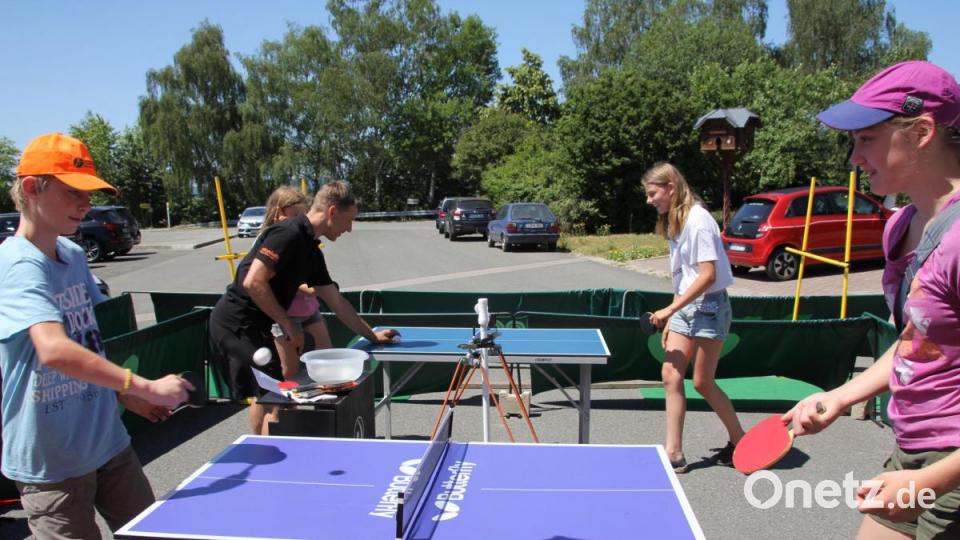 Bei der Neuauflage des Sandradlfestes hatte die Langeweile keine Chance. Zahlreiche Aktivitäten waren für die Besucher möglich, unter anderem konnte auf kleinen Platten Tischtennis geübt werden. Bild: frd
