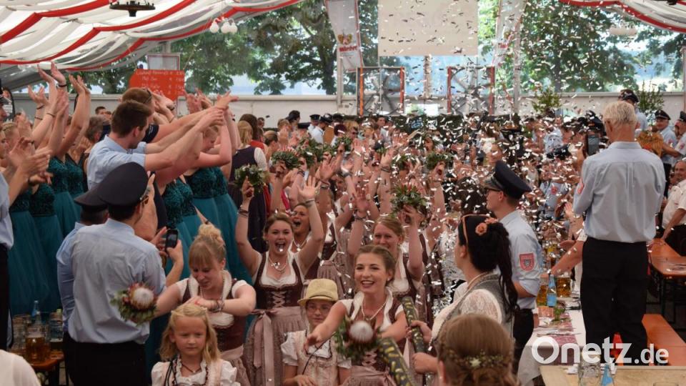 Bei den Pfreimder Festdamen regnet es Silber und Gold. Bild: bnr