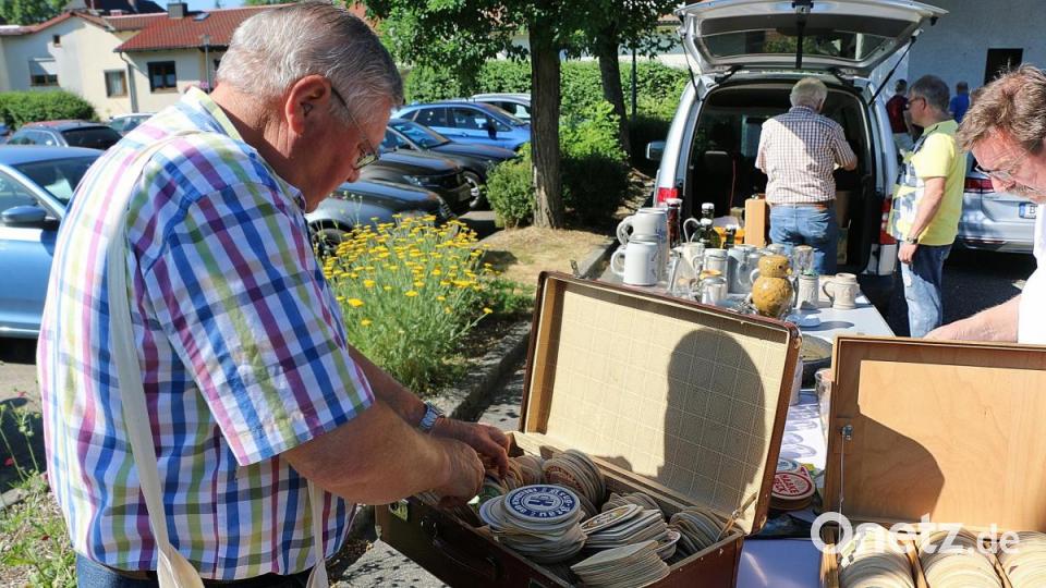 Tausende von Bierdeckeln in Koffern, Kartons und Kisten verstaut, standen für die Besucher der Tauschbörse bereit. Auf dem Vorplatz der Steinwaldhalle boten die Fieranten unzählige Exemplare direkt aus dem Kofferraum oder auf Verkaufstischen an. Bild: bsc