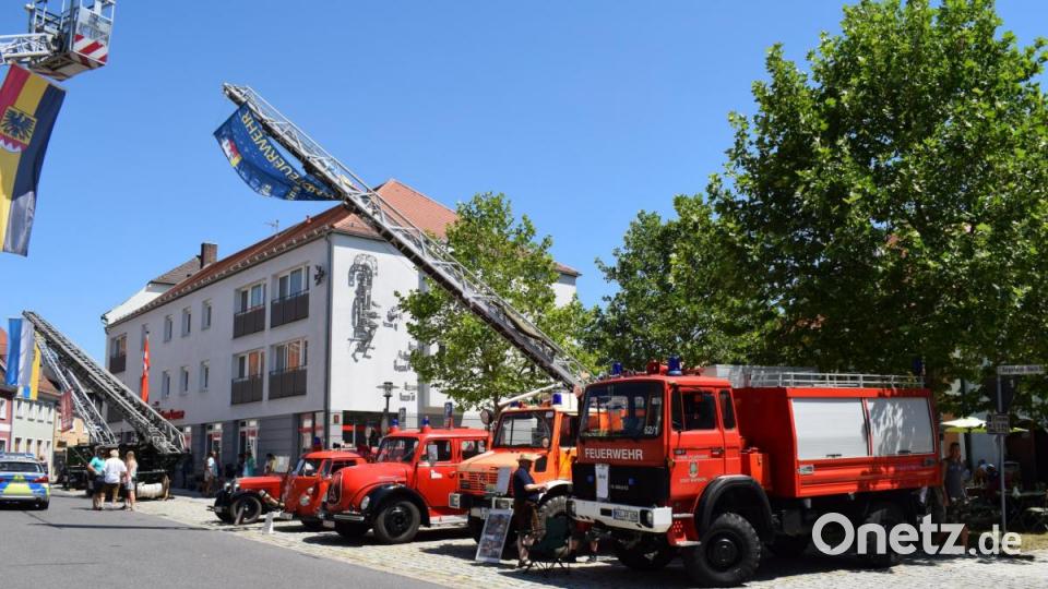Die Oldtimer konnten am Marktplatz bestaunt werden. Bild: bnr