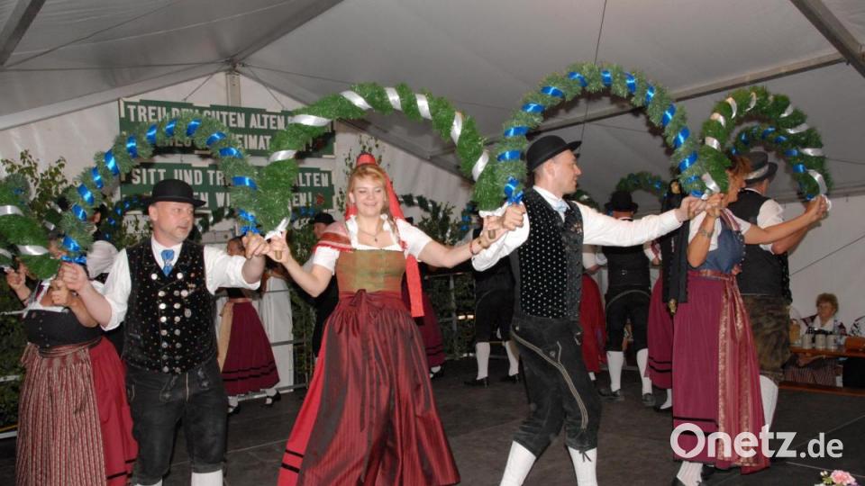 Der Kronentanz beim Heimatabend, aufgeführt von der Tanzgruppe des Trachtenvereins war einer der Höhepunkte des Festes. Er wird nur alle zehn Jahre aufgeführt. Bild: pop