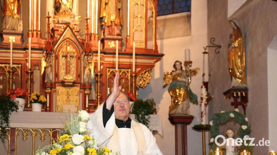 Pfarrer Heribert Stretz spendet den Wallfahrern Gottes Segen, bevor sie sich auf den Weg nach Gößweinstein machen. Bild: rpp