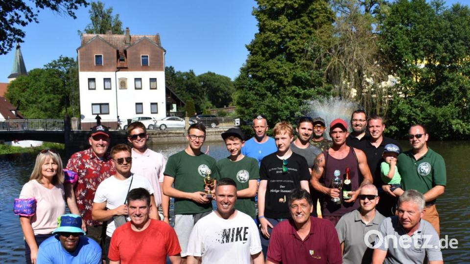 Sautrogrennen des Fischereivereins auf dem Stadtweiher Bild: rgr