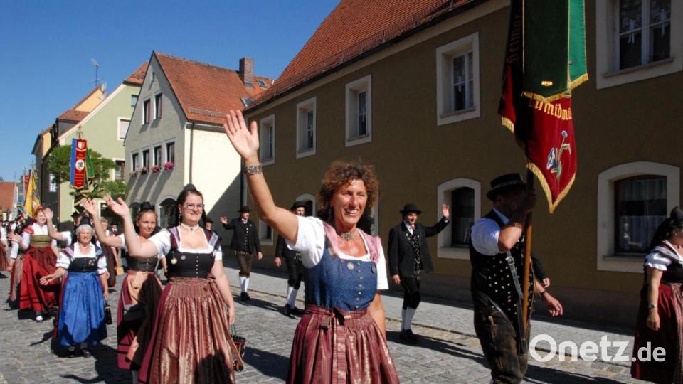 Der Festzug wurde angeführt vom Jubelverein, dem Heimat- und Volkstrachtenverein. Bild: pop