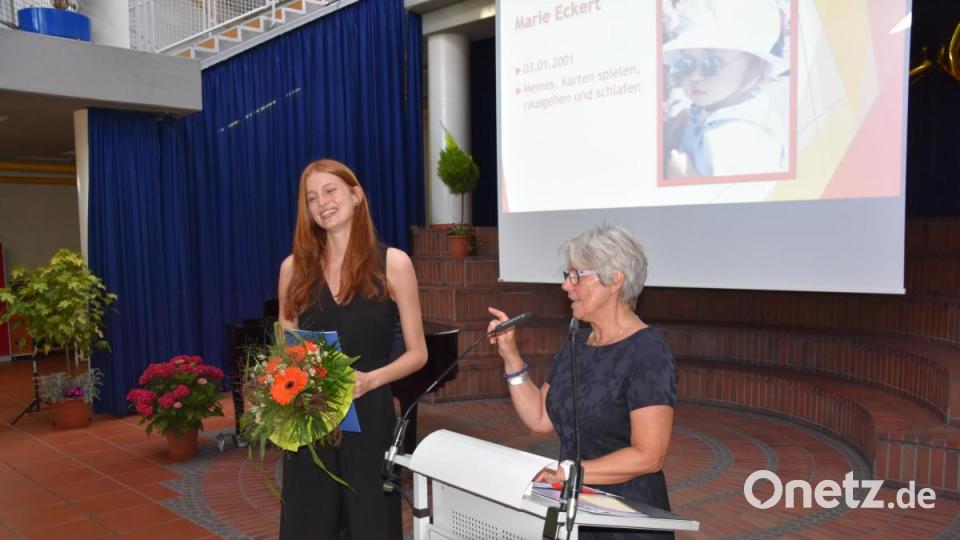 Studiendirektorin Barbara Schneeberger ruft jede Abiturientin einzeln zur Zeugnisübergabe auf. Bild: Tobias Gräf