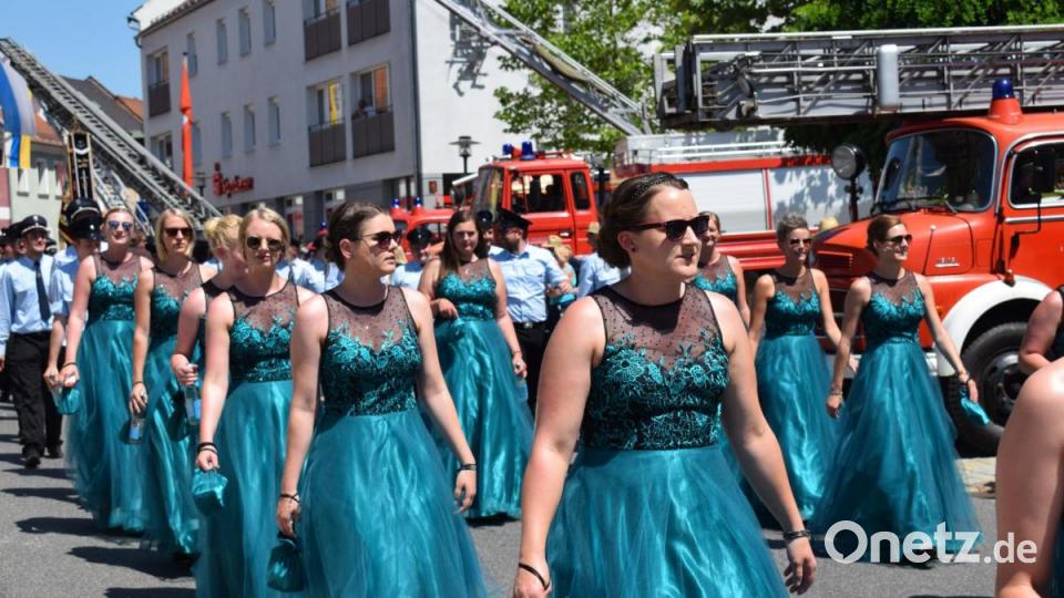 Die Festdamen aus Pamsendorf dürfen nicht fehlen. Bild: bnr