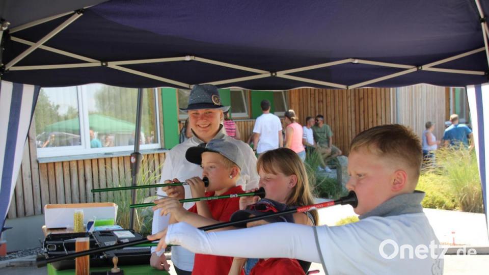 Beim Bogenclub versuchten sich die Buben und Mädchen beim Schießen mit dem Blasrohr. „Gut gezielt ist fast schon getroffen“, hieß es hier. Bild: frd