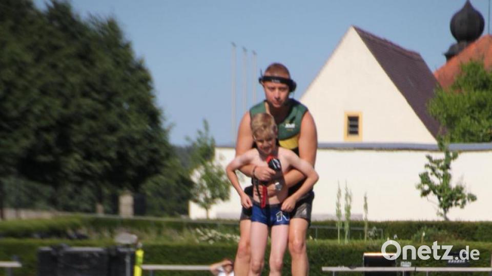 Der achtjährge Nico aus Waldsassen durfte mit den &quot;Flyboarding&quot;-Profis über den Stadtteich rauschen. Bild: kro