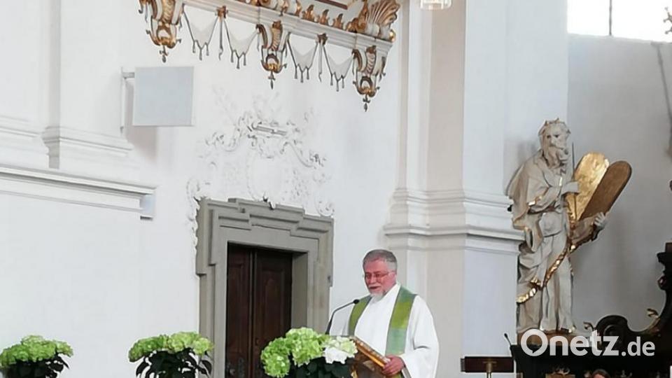 Den Pilgergottesdienst zelebriert Pfarrer Edmund Prechtl aus Pressath. Bild: rpp