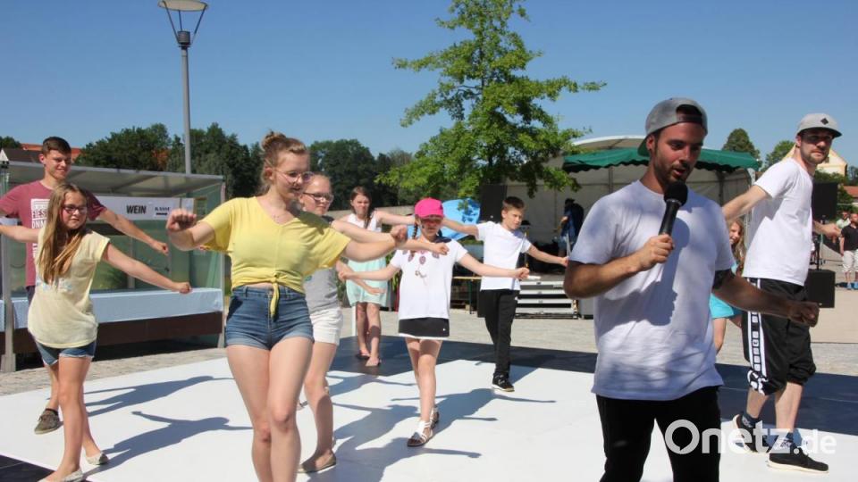Zu einen Tanzworkshop lud die AOK zusammen mit &quot;Guiness-Worlds-Records&quot;-Rekordhalter Benedikt Mordstein (rechst) aus Freising am Samstagnachmittag ein. Bild: kro