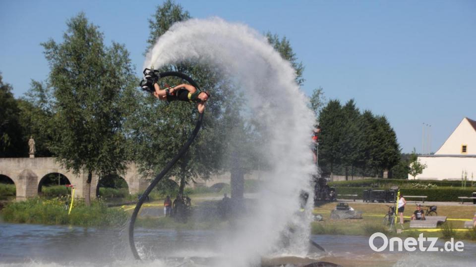 Eine atemberaubende Show boten die &quot;Flyboarding-Spezlialisten&quot; über dem Stadtteich. Bild: kro