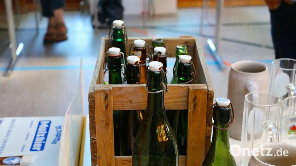 Auch alte Bierkisten samt Inhalt hatten die Händler im Angebot Bild: bsc