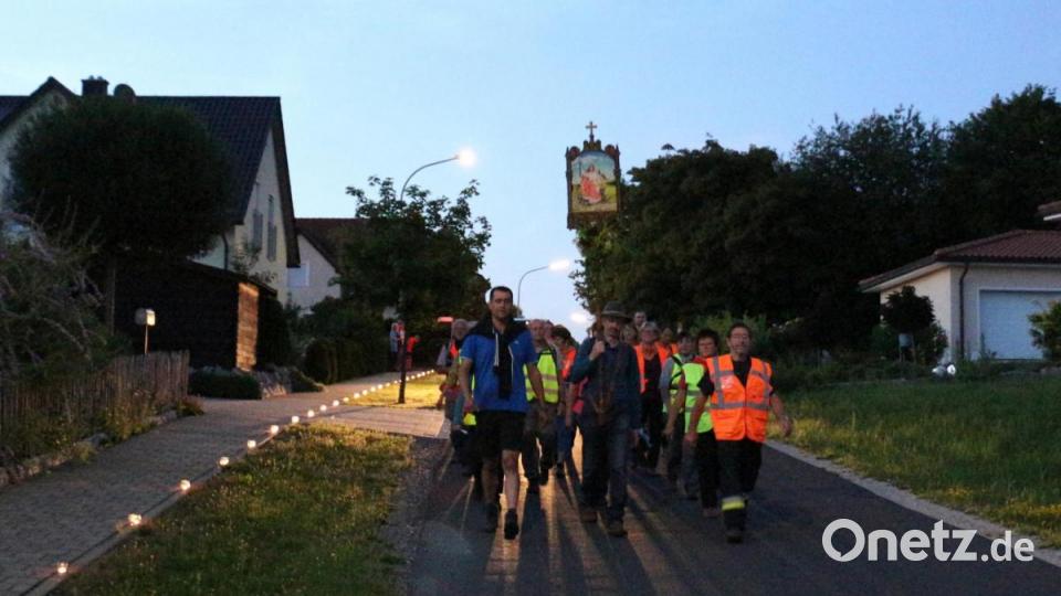 Entlang des Weges haben die Kastler Lichtergläser für die Wallfahrer aufgestellt. Bild: rpp