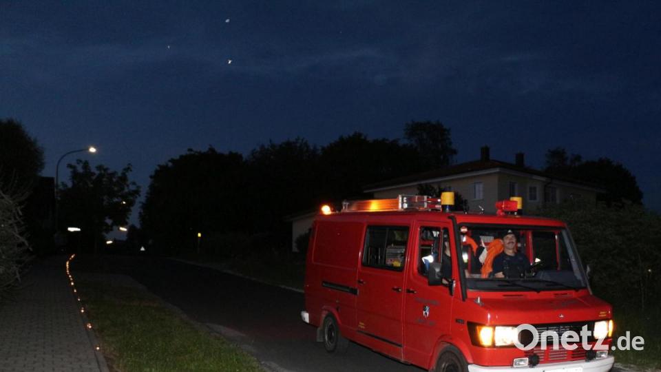 Die freiwilligen Feuerwehren Kastl und Löschwitz-Kaibitz sowie das Bayerische Rote Kreuz Kemnath begleiten den Pilgerzug durch die Nacht. Bild: rpp