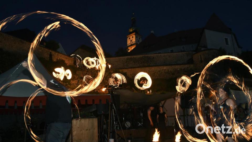 Faszinierende Bilder präsentieren sich Hunderten von Zuschauern beim großen Feuerspektakel auf der Schanz. Bild: Petra Hartl