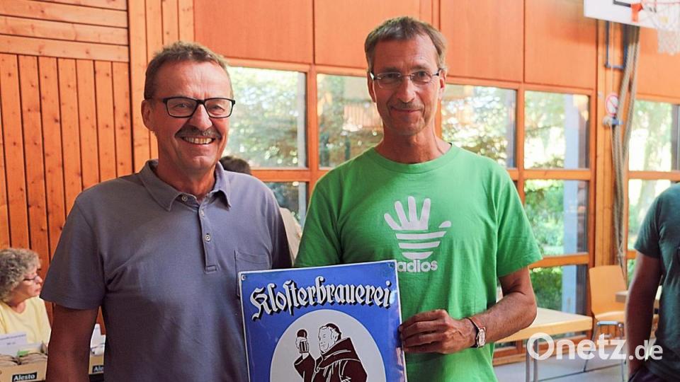 Auch besondere Raritäten fanden Abnehmer. Sammler Marcus Buegger (rechts) ergatterte von einem Händler ein wertvolles altes Brauereischild der Klosterbrauerei Kemnath. Bild: bsc