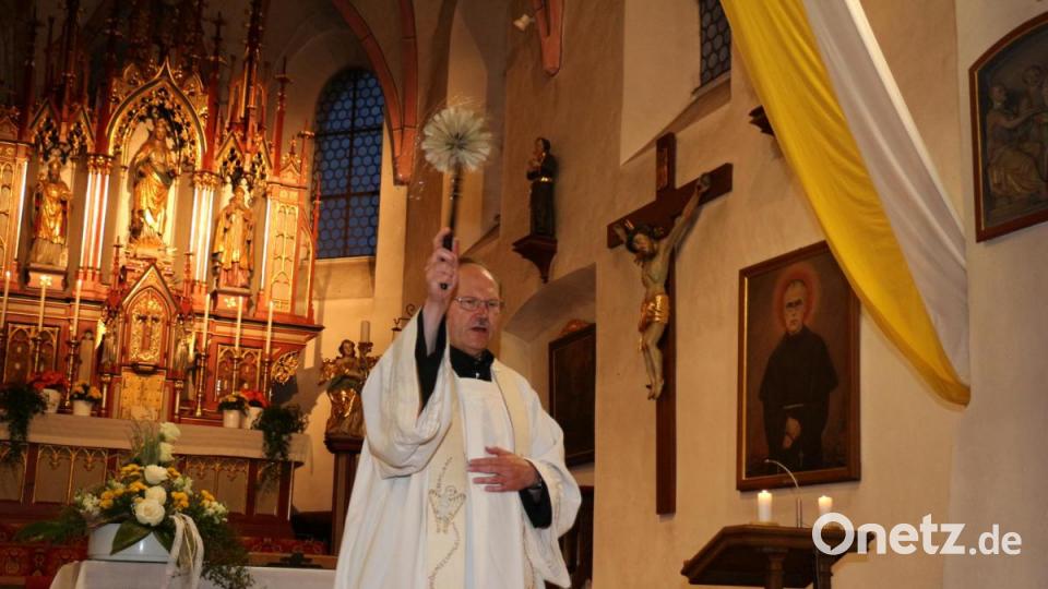 Pfarrer Heribert Stretz spendet den Wallfahrern Gottes Segen, bevor sie sich auf den Weg nach Gößweinstein machen. Bild: rpp