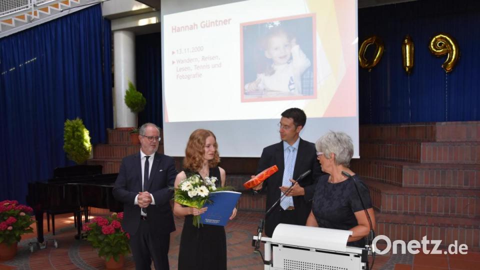 Schulleiter Reinhard Hauer (links) überreicht mit den Oberstufenkoordinatoren Ralph Conrad und Barbara Schneeberger auch Geschenke für besondere Leistungen an die Absolventinnen. Bild: Tobias Gräf