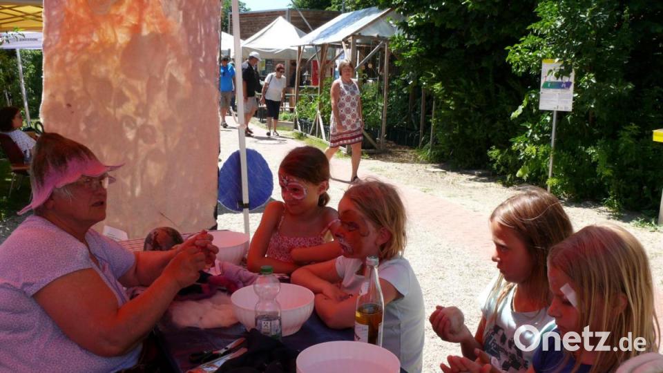 Einen Filzball selber anfertigen konnten die Kinder mit Anita Köstler. Bild: kgg