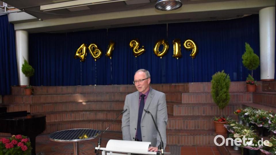 2160 Schultage: So viel Zeit verbrachten die Abiturientinnen damit, sich zu Persönlichkeiten zu entwickeln, sagt Frank Holzförster als Vorsitzender des Elternbeirats. Bild: Tobias Gräf