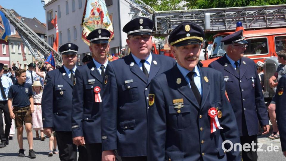 Die Führungskräfte der Feuerwehr: Immer korrekt gekleidet. Bild: bnr