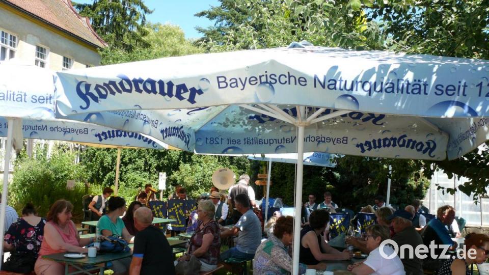 Kräuterfestival und Tag der offenen Gartentür im Naturerlebnisgarten in Waldsassen. Kaffee und Kuchen musikalisch umrahmt von der Stadtkapelle. Bild: kgg