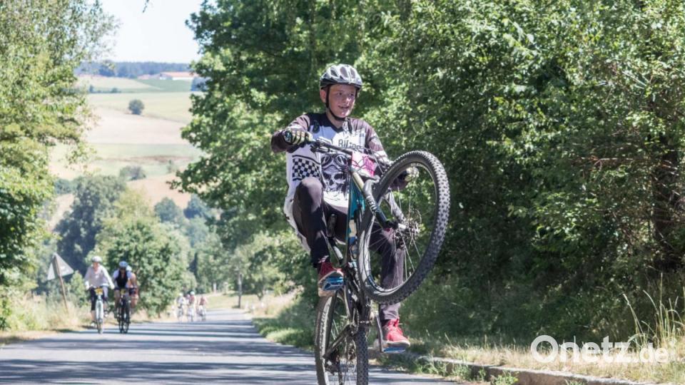 Trotz über 30 Grad Lufttemperatur und glühend heißem Asphalt, die Stimmung auf der Strecke war bestens. Die Radler genossen die atemberaubenden Panoramen, welche der Veranstaltung den Namen einbrachten. Bild: dtr